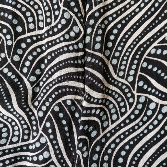 Studio M 100% silk skirt blue black cream geometric design flutter hem size M - Picture 5 of 7